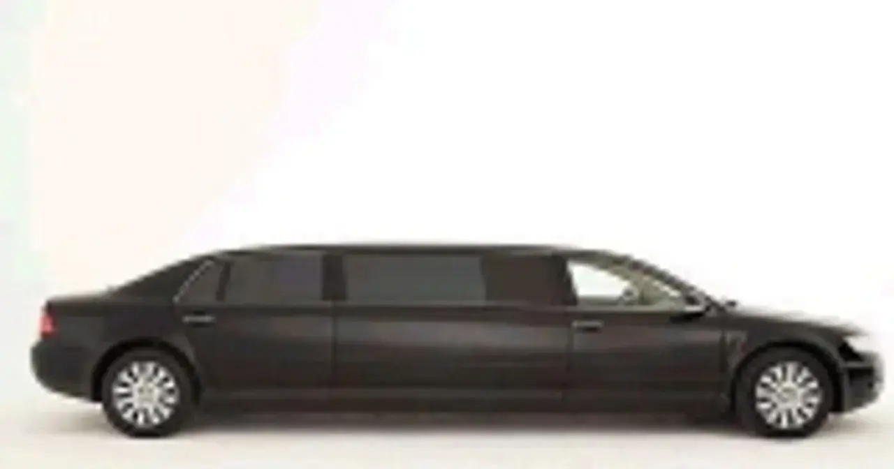 Czarny, wydłużony VW Phaeton W12, luksusowa limuzyna na specjalne okazje.