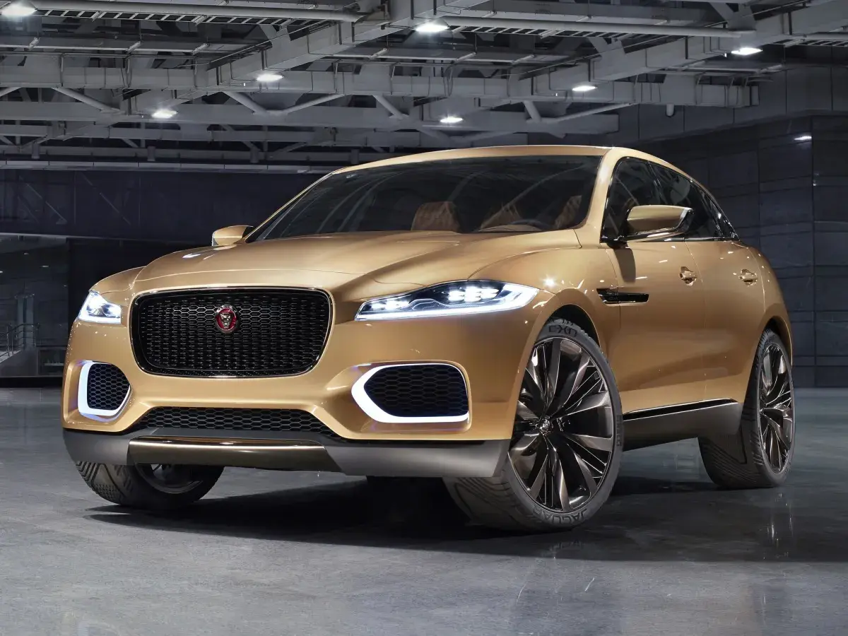 Złoty Jaguar F-Pace prezentuje się elegancko. Wiele osób szuka jaguar f pace opinie, by poznać jego zalety.