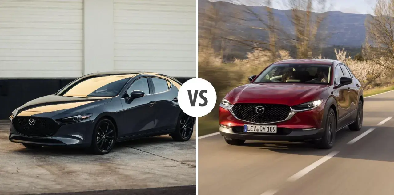 Szary Mazda 3 sedan obok czerwonego crossovera na drodze.
