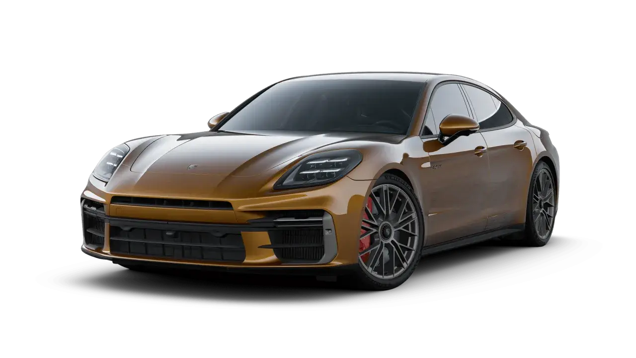 Złoty Porsche Panamera, luksusowy sedan sportowy, prezentuje swoje eleganckie linie i moc.