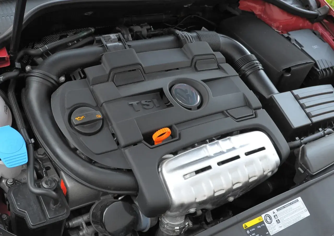 Silnik 1.4 TSI z widocznym logo VW. Czysty i zadbany, gotowy do pracy.