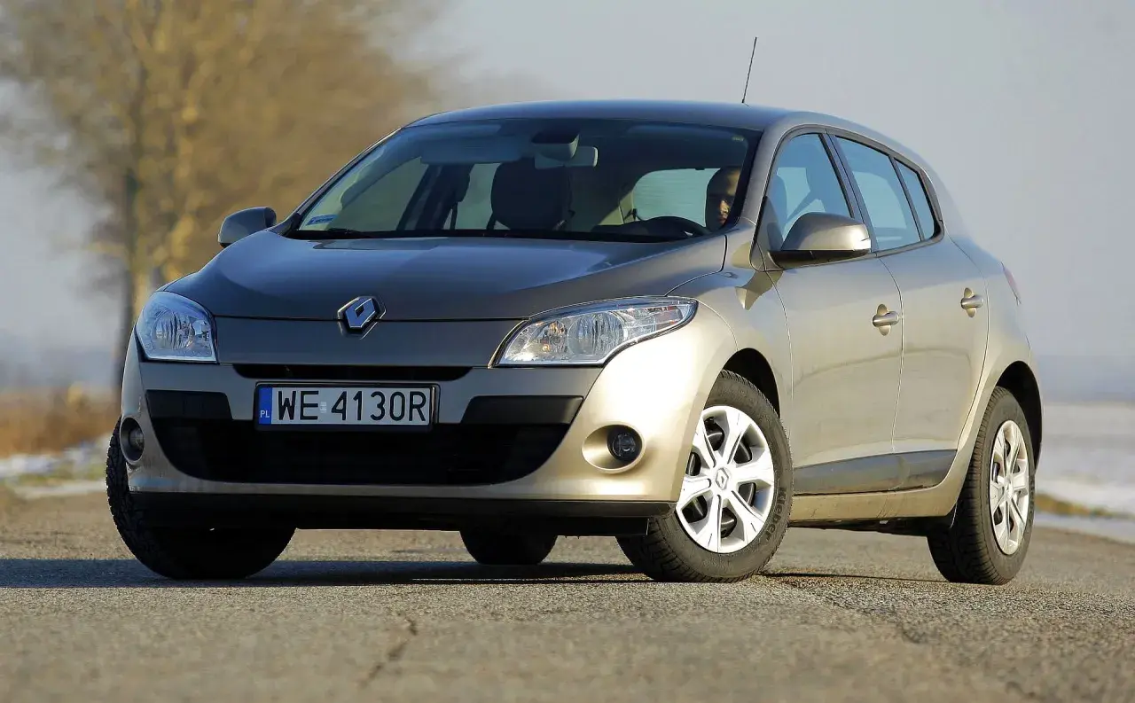 Złoty Renault Megane 3 na drodze. Wiele pozytywnych **opinii** o tym modelu krąży w sieci.