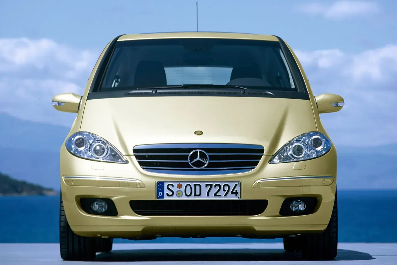 Złota Mercedes A-klasa, przód auta. Mechanicy chwalą jego niezawodność.
