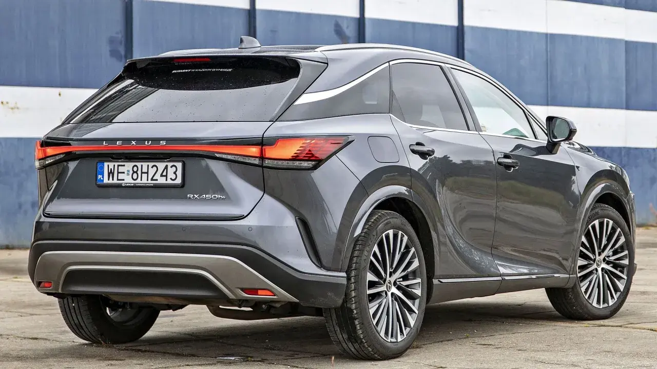 Szary Lexus RX 450h+ z tablicą WE 8H243. Poznaj jego imponujące lexus rx wymiary i styl.