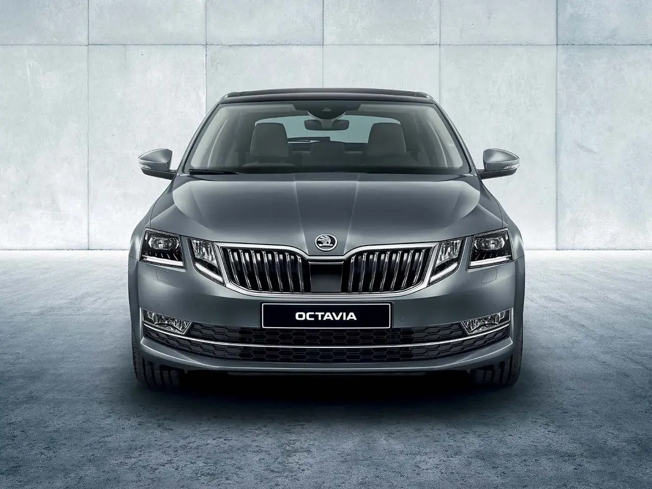 Szara Skoda Octavia z przodu, z widocznym grillem i światłami. Poznaj jej imponujące skoda octavia wymiary.