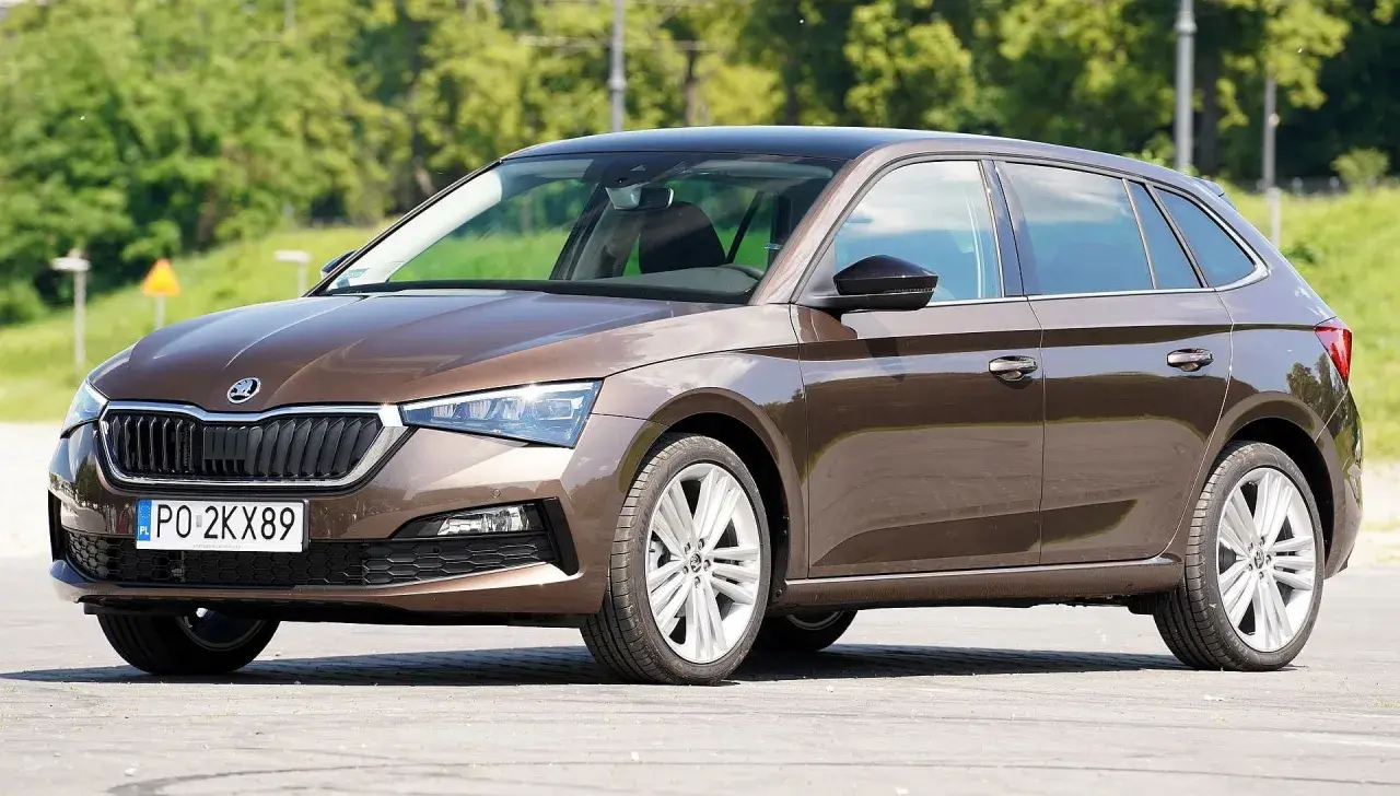 Brązowa Skoda Scala na zewnątrz, idealna do miasta. Wiele pozytywnych skoda scala opinie potwierdza jej wszechstronność.