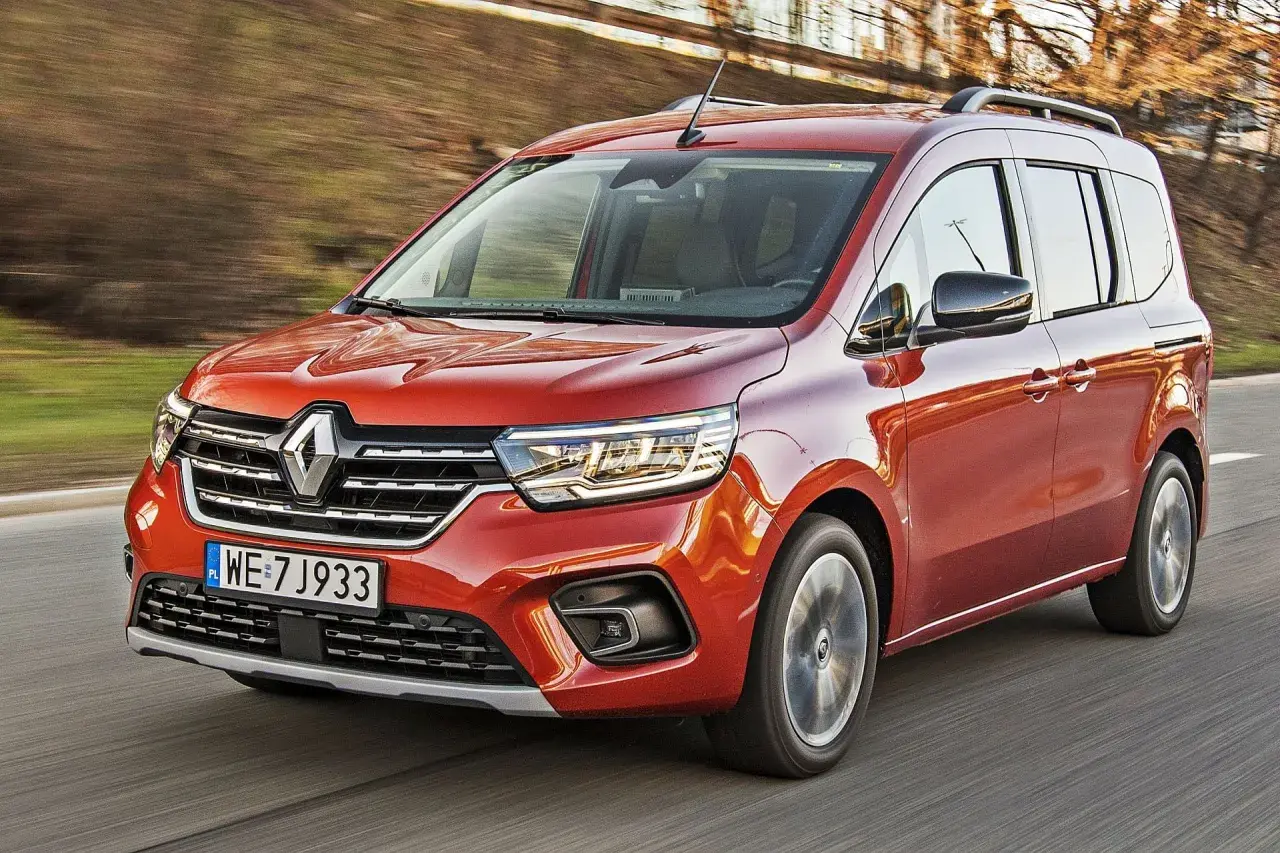 Pomarańczowy Renault Kangoo 1.5 dCi w ruchu, z widocznymi światłami LED i polskimi tablicami rejestracyjnymi WE 7J933.