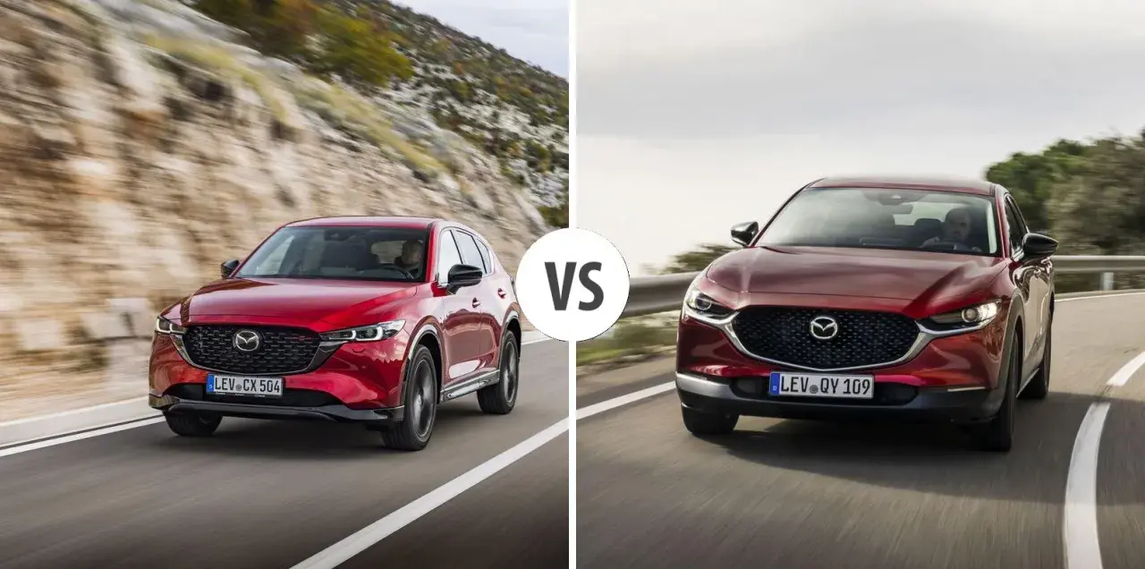 Dwa czerwone SUV-y Mazda CX-5 i Mazda CX-30 pędzą po krętych drogach, porównując swoje możliwości.