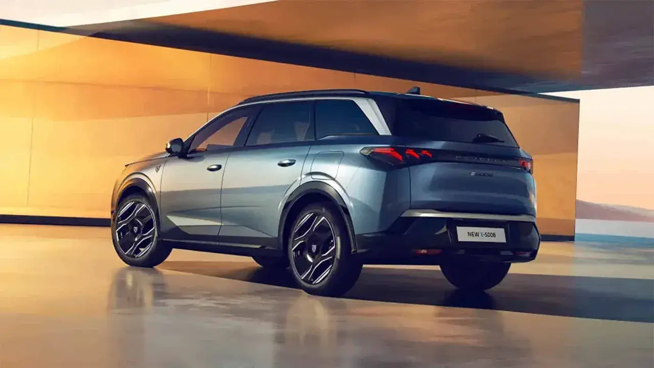 Nowe e-5008 w kolorze niebieskim, z nowoczesnymi światłami i felgami. Wiele osób szuka peugeot 5008 opinie, by poznać ten model.
