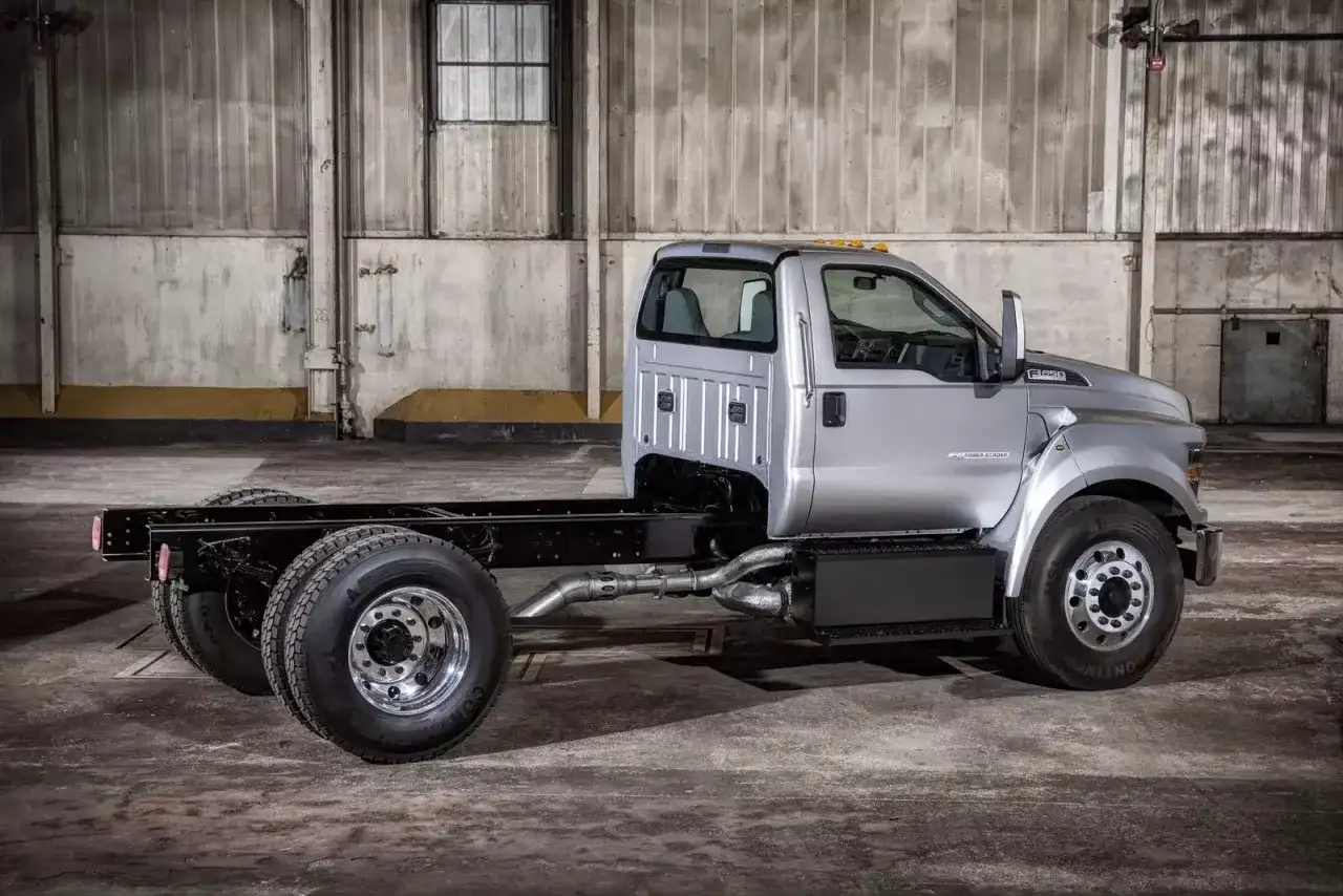 Srebrny Ford F650 bez zabudowy, gotowy do stworzenia wymarzonego pojazdu.