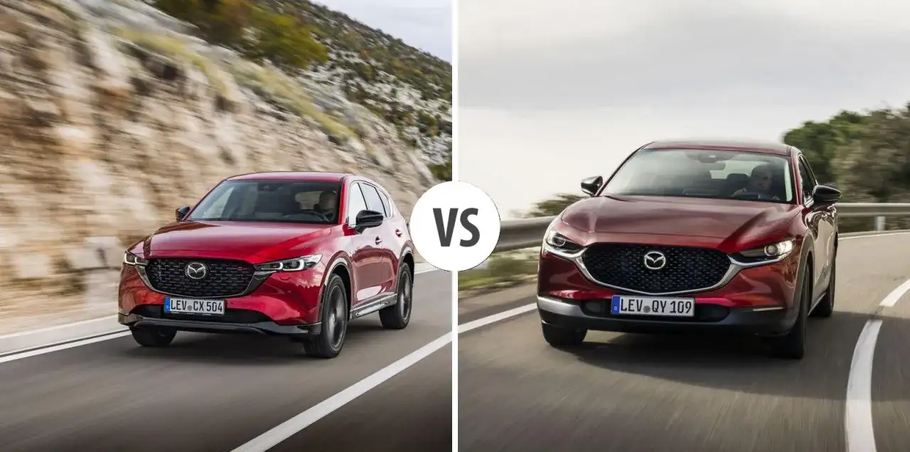 Dwa czerwone SUV-y Mazda CX-5 i Mazda CX-30 pędzą po krętych drogach, porównując swoje możliwości.