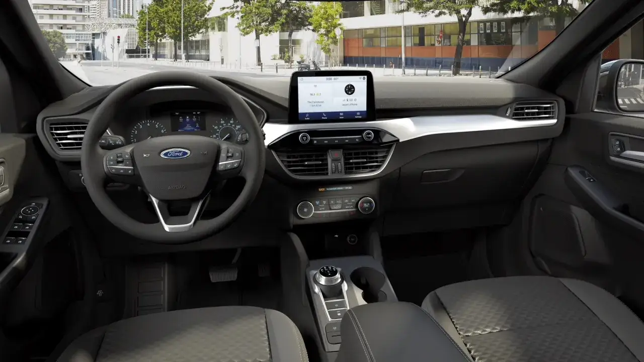 Wnętrze Ford Escape 2020: kierownica, ekran multimediów, konsola środkowa. Widok z perspektywy kierowcy.