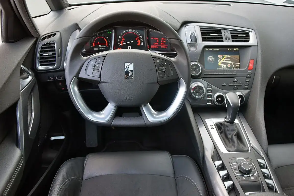 Wnętrze Citroena DS5. Kierownica, deska rozdzielcza z nawigacją i ekranem. Wiele osób szuka citroen ds5 opinie, a to wnętrze pokazuje jego nowoczesny charakter.