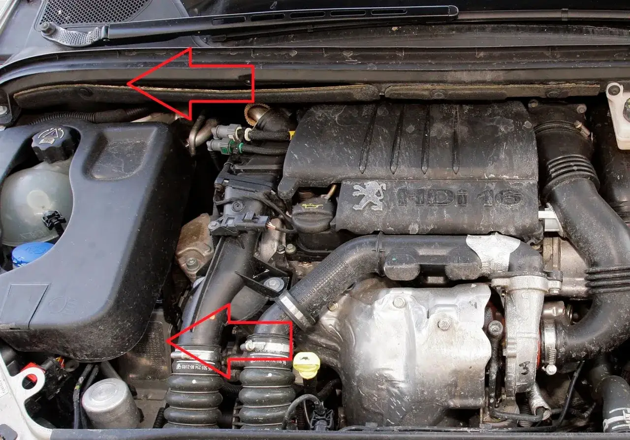 Silnik Peugeot 307 1.6 HDi z zaznaczonymi elementami układu dolotowego.
