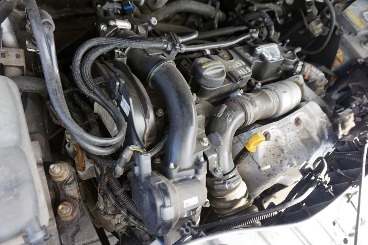 Silnik Ford Focus MK3 1.6 TDCI z widocznymi przewodami i elementami turbosprężarki.