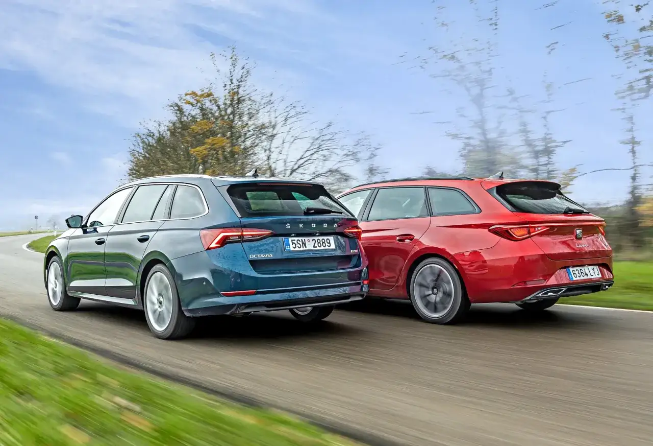Dwa kombi, Skoda Octavia i Seat Leon, pędzą po krętej drodze.