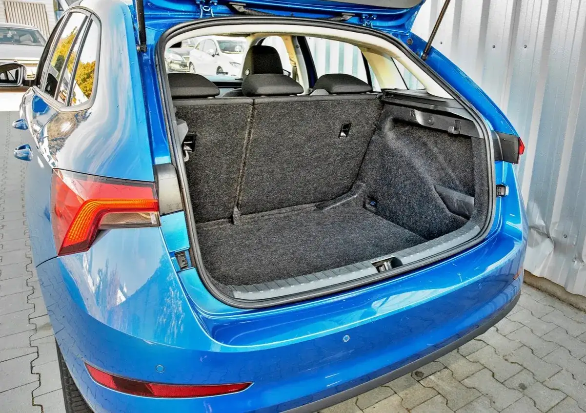 Bagażnik Škody Scali, przestronny i praktyczny, idealny na wakacyjne wyjazdy. Wiele pozytywnych skoda scala opinie potwierdza jego funkcjonalność.