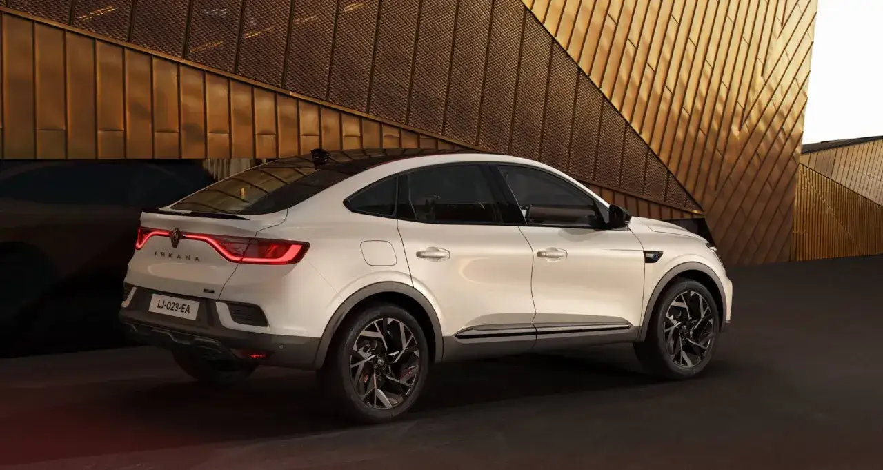 Białe Renault Arkana z czarnym dachem, stylowe coupe SUV. Sprawdź atrakcyjną renault arkana cena!