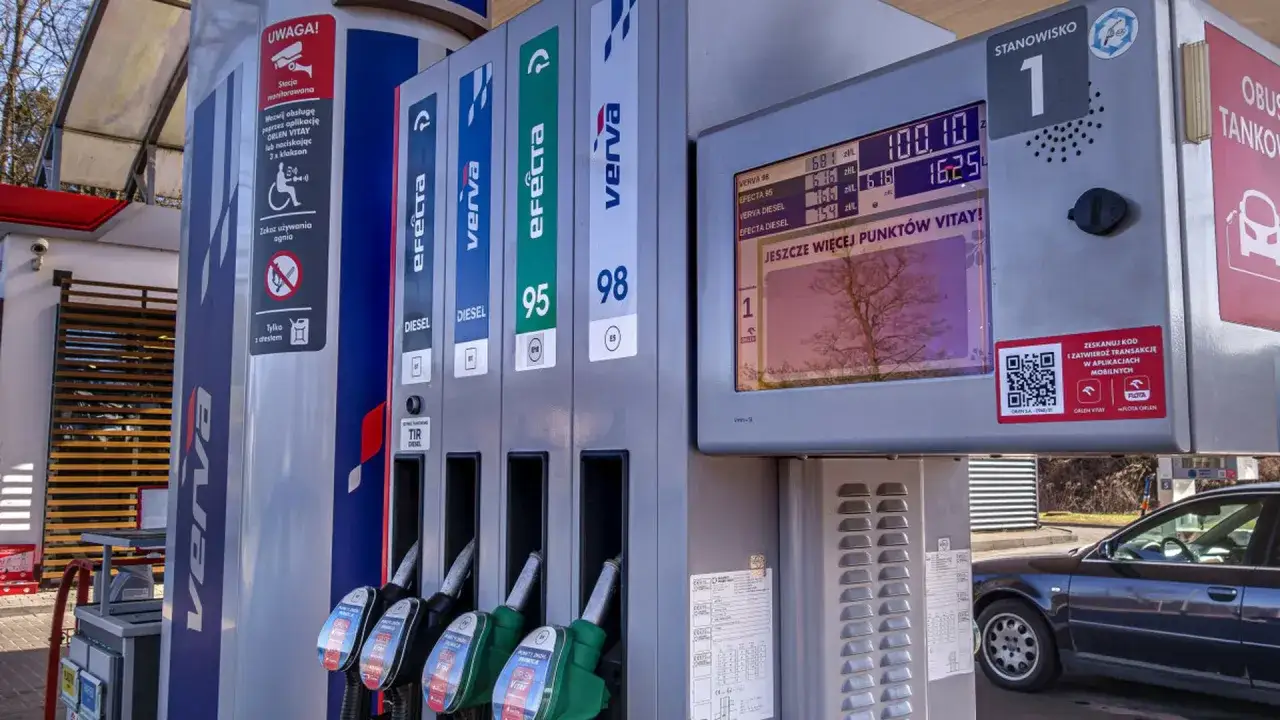 Stacja paliw z dystrybutorami Verve i Efekta. Dostępny jest diesel, a ekran pokazuje ceny paliw.