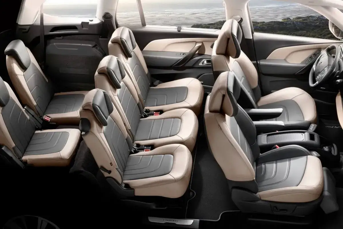 Wnętrze Citroen C4 Grand Picasso 2.0 HDI z siedmioma miejscami. Komfortowe fotele w dwóch odcieniach skóry.