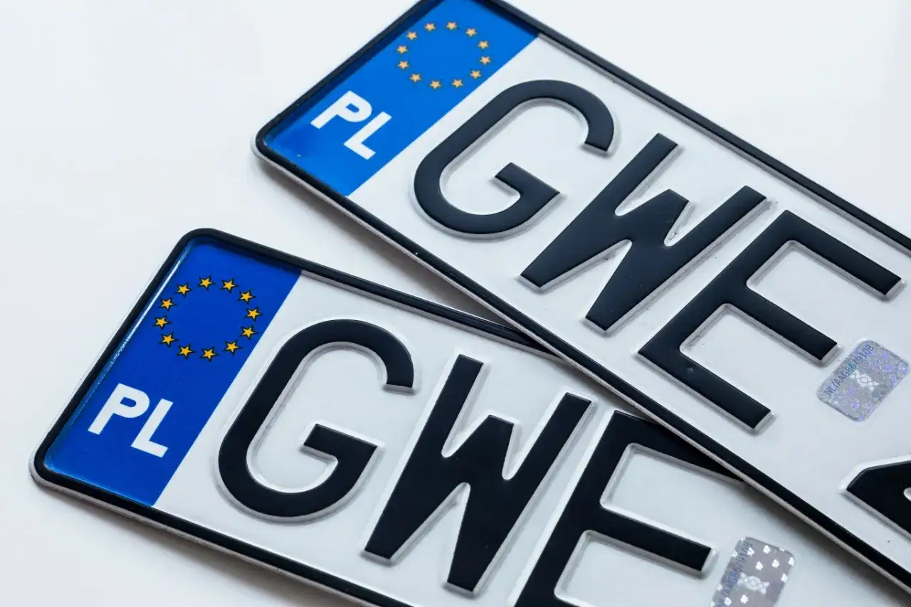 Dwie polskie tablice rejestracyjne z literami