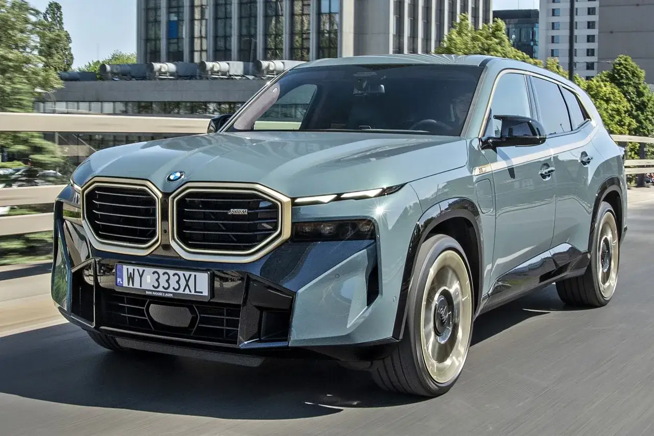 Szary BMW XM na drodze. Sprawdź aktualną bmw xm cena i dowiedz się więcej o tym luksusowym SUV-ie.