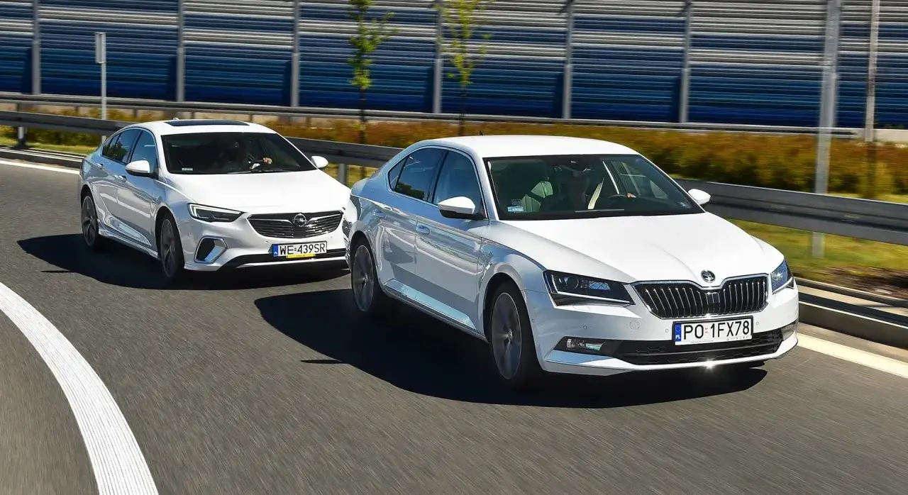 Biała Skoda Superb 2.0 TSI i Opel Insignia jadą autostradą.