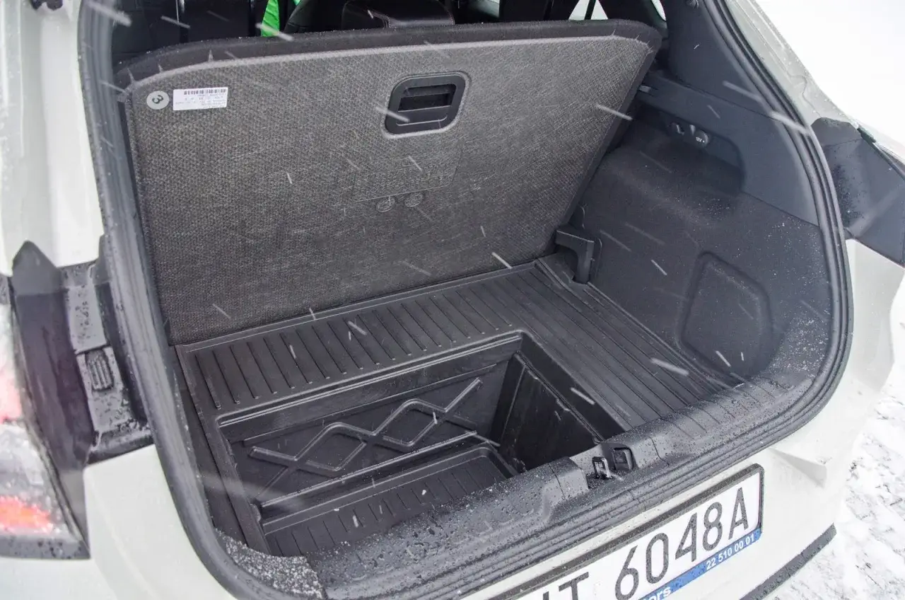 Bagażnik Ford Puma z podwójną podłogą i schowkiem. Sprawdź ford puma wymiary, by poznać jego pojemność.
