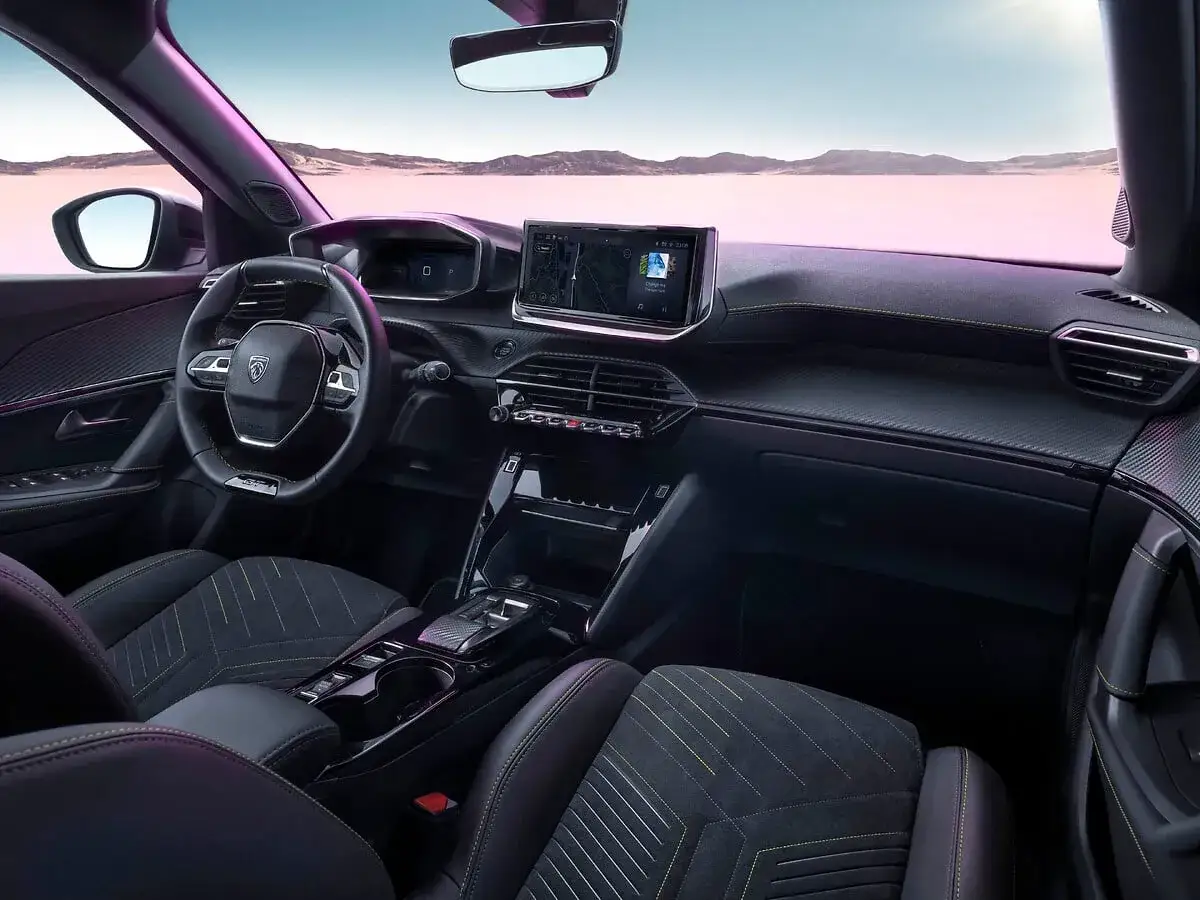 Wnętrze Peugeot 2008, które często pojawia się w pozytywnych peugeot 2008 opinie, z nowoczesnym kokpitem i ekranem multimedialnym.