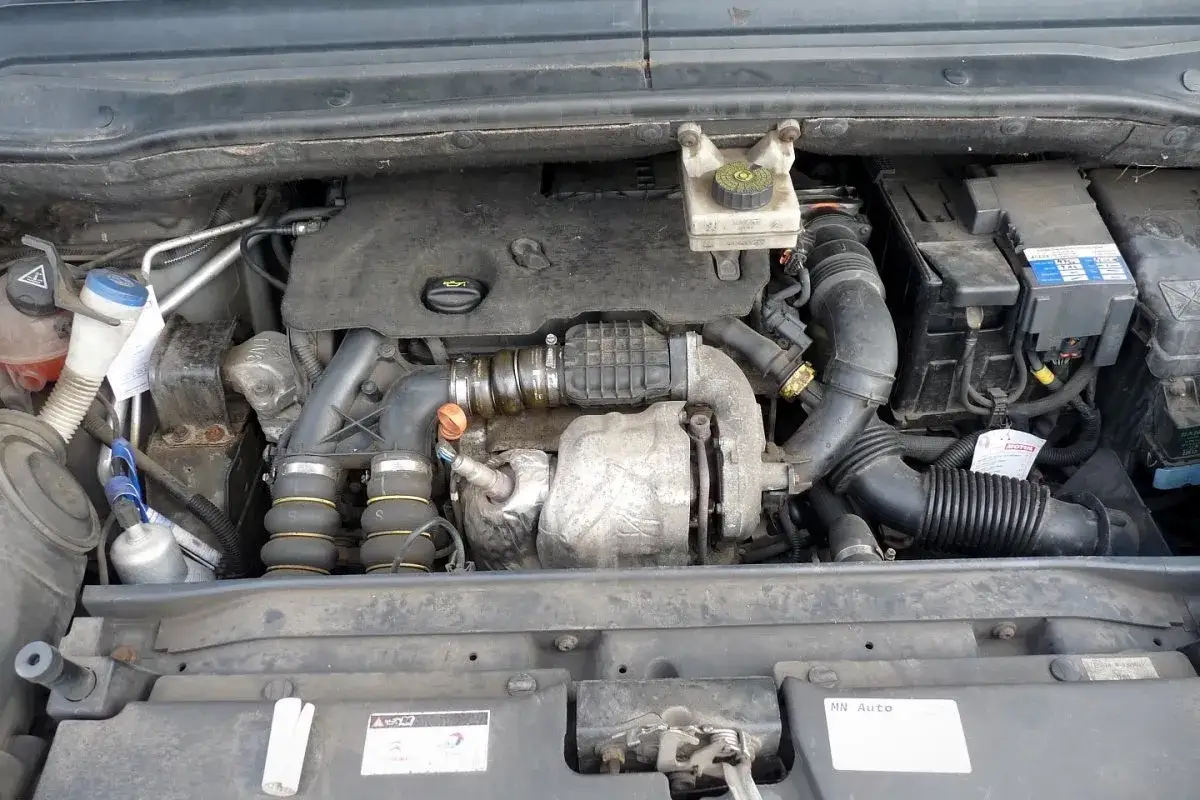 Silnik 1.6 HDI z widocznym turbosprężarką i przewodami.