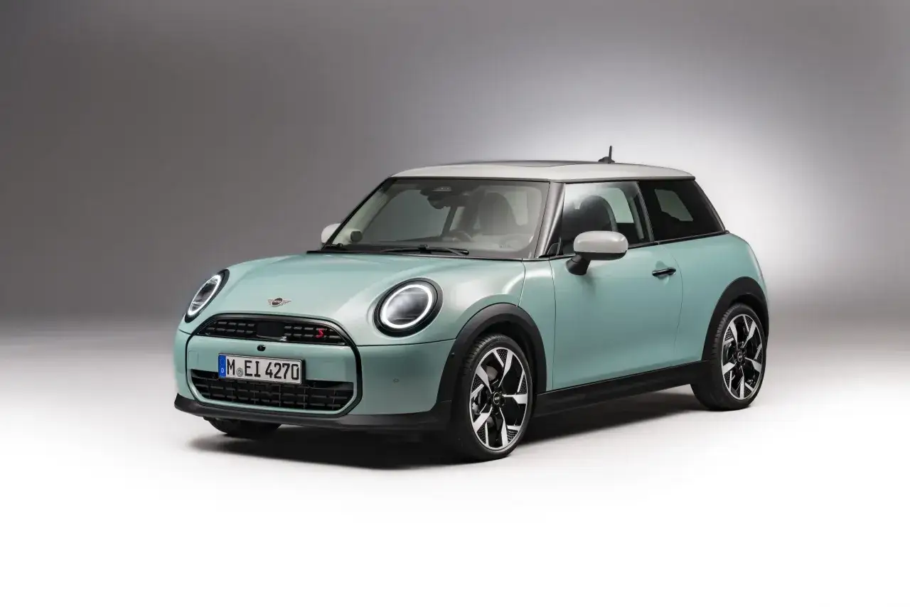 Turkusowy Mini Cooper z białym dachem, sportowym grillem i felgami. Sprawdź aktualną mini cooper cena!