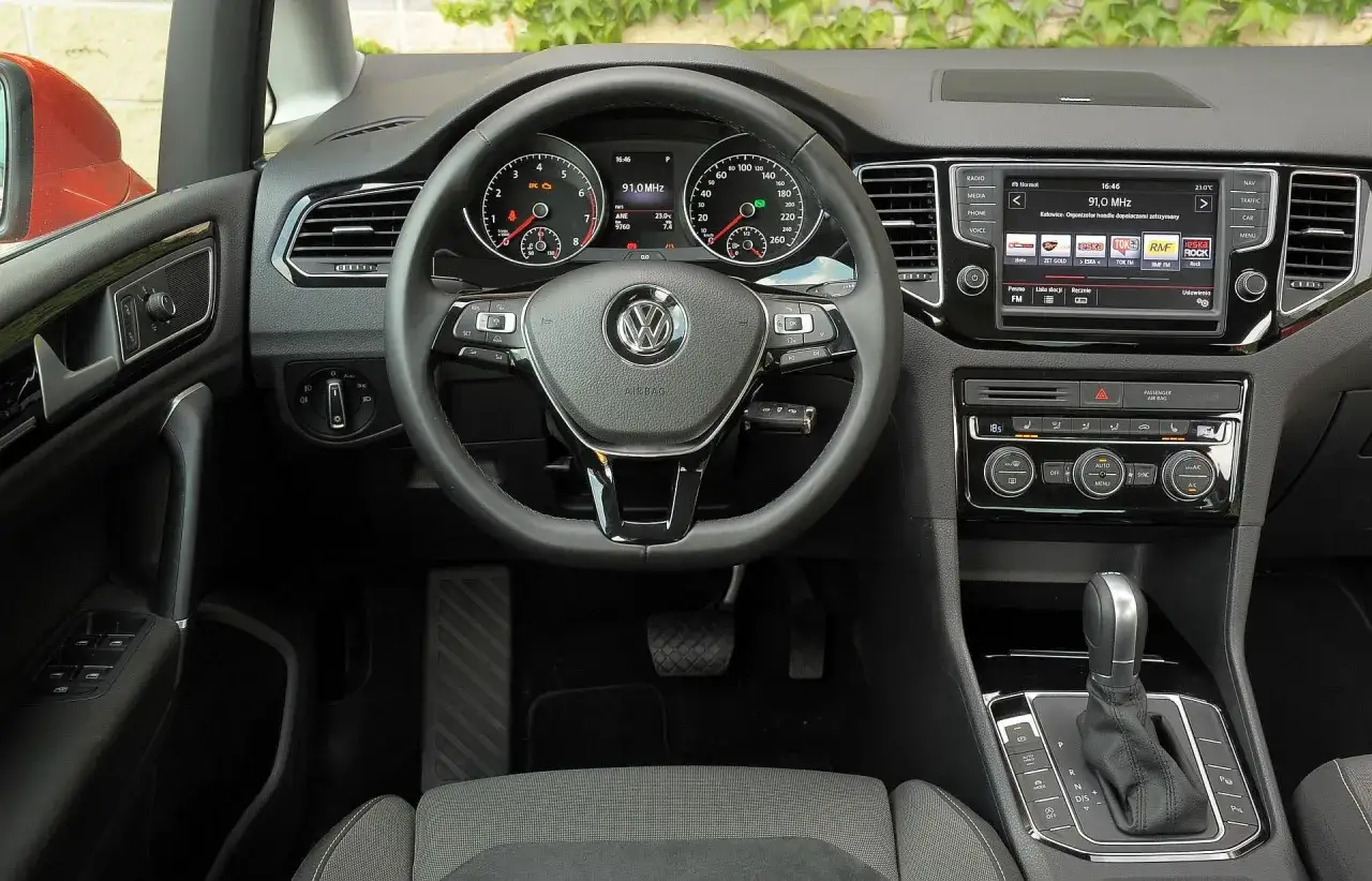 Wnętrze VW Golf Sportsvan. Wady: brak intuicyjnego systemu multimedialnego, mało miejsca na tylnej kanapie.