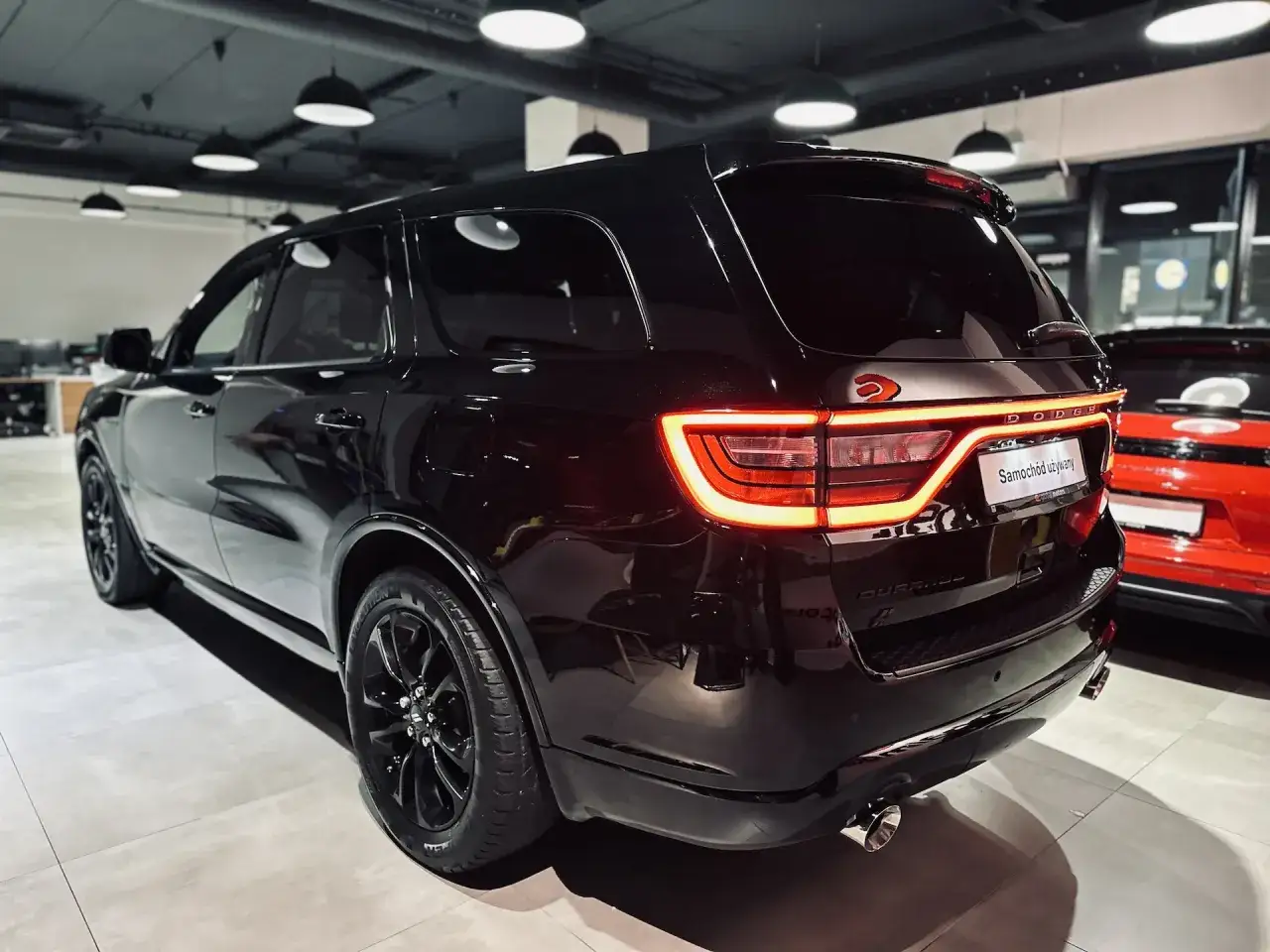 Czarny Dodge Durango 5.7 Hemi, gotowy do sprintu 0-100. Błyszczące światła LED i sportowe felgi.