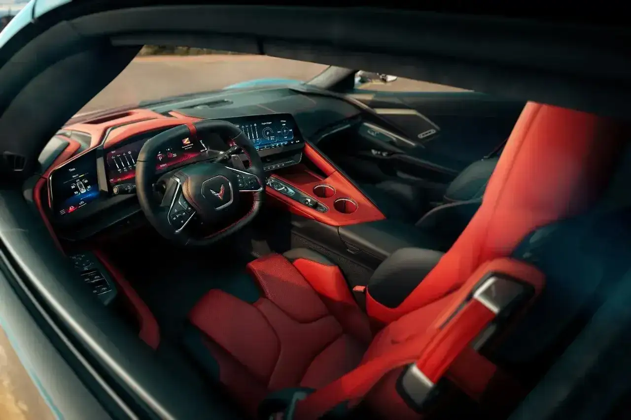 Wnętrze Corvette C8 z czerwonymi akcentami. Zastanawiasz się nad corvette c8 cena? Ten sportowy samochód oferuje luksus i osiągi.