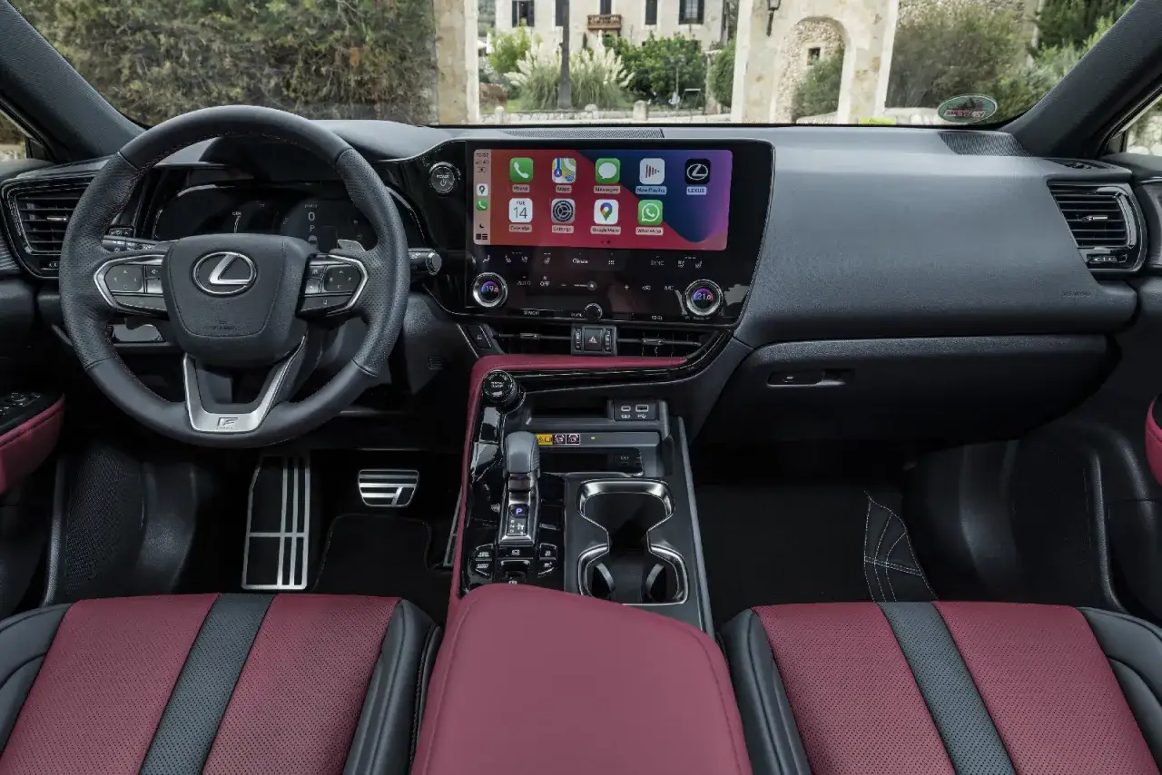 Wnętrze Lexusa NX z ekranem multimediów i sportową kierownicą. Wiele osób szuka lexus nx opinie, by poznać ten model.
