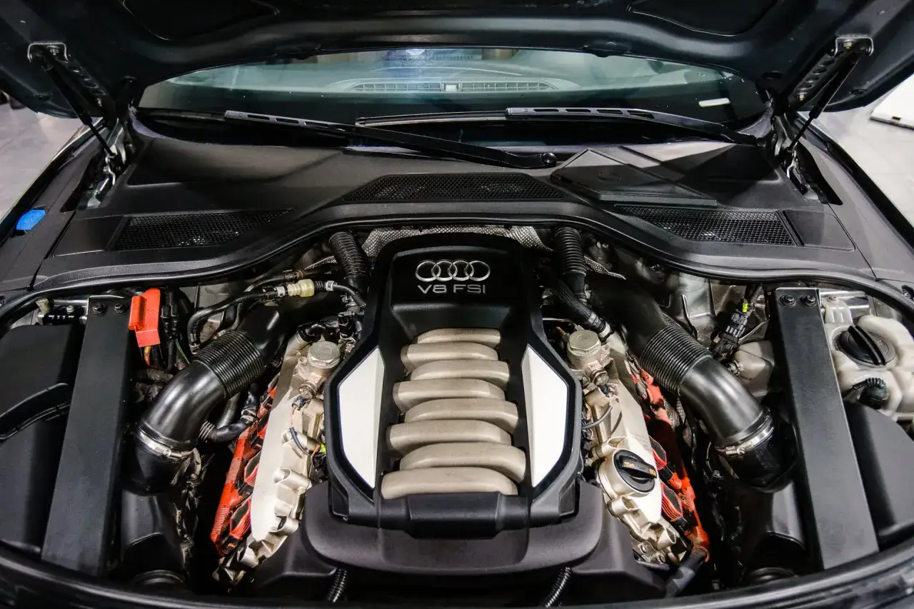 Silnik V8 FSI Audi, potężna jednostka napędowa z widocznymi elementami układu dolotowego i zapłonowego.