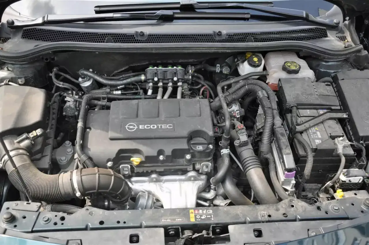 Silnik Opel Astra H 1.6 benzyna z widocznym systemem gazowym.