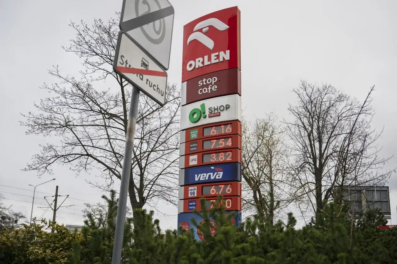 Cena ropy Orlen: 95 oktanów 6.16 zł, diesel 7.54 zł. Widok na tablicę z cenami paliw.