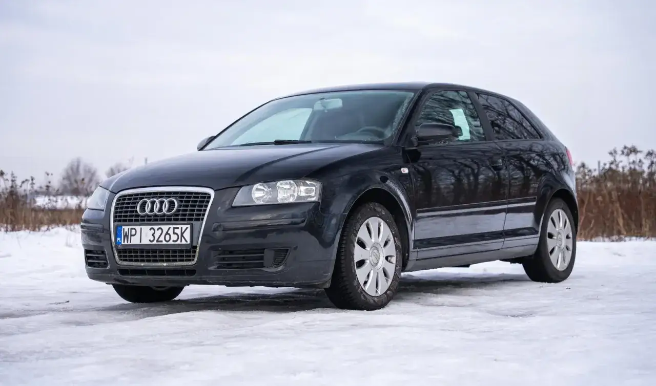 Czarny Audi A3 2004 na śniegu.
