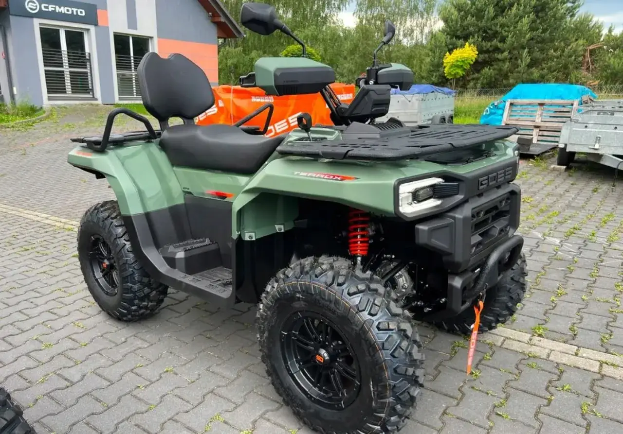 Zielony quad z homologacją T3b, gotowy do jazdy po bezdrożach. Solidna konstrukcja i terenowe opony.