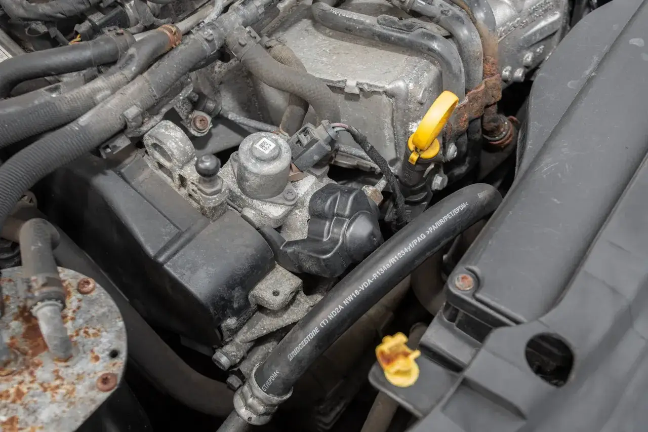 Silnik 1.6 TDI z widocznymi przewodami i elementami osprzętu.