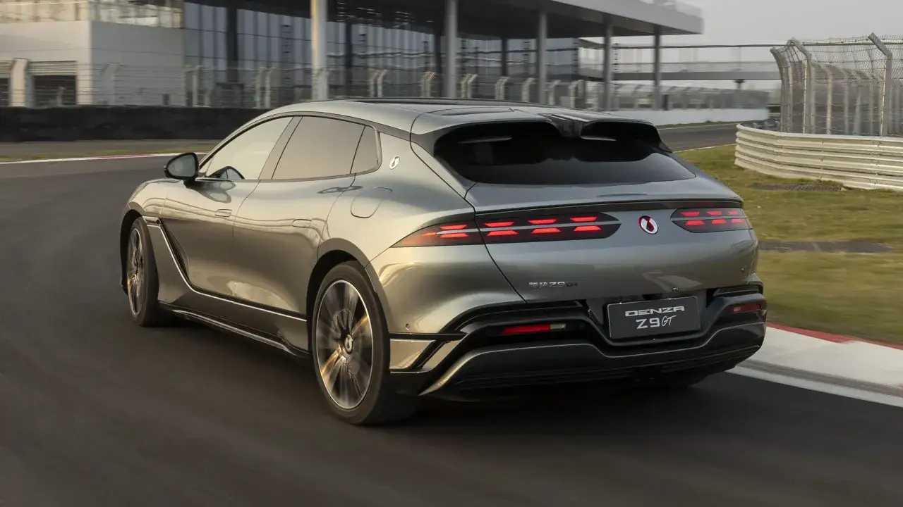 Szary Denza Z9 GT na torze wyścigowym. Sprawdź aktualną denza z9 gt cena i osiągi tego sportowego SUV-a.