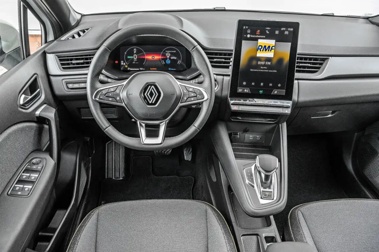 Wnętrze Renault Captur: cyfrowy kokpit, ekran multimediów z RMF FM, kierownica. Dobre opinie o tym modelu są zasłużone.