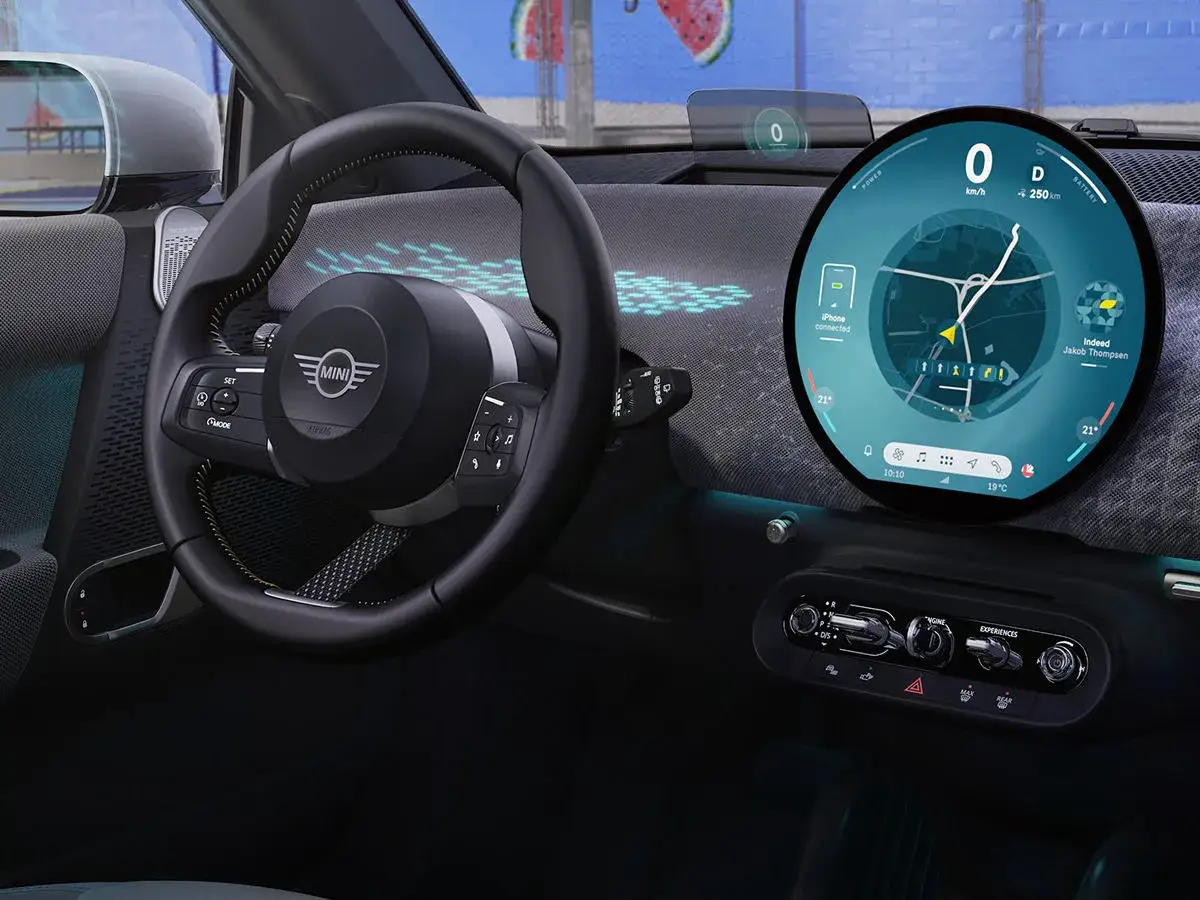 Nowe wnętrze Mini Cooper. Opinie o okrągłym ekranie i cyfrowych wskaźnikach są pozytywne.
