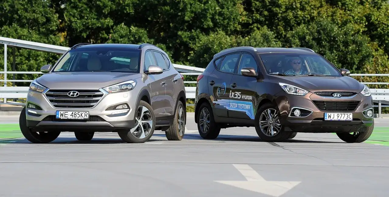 Dwa SUV-y Hyundai: jasny Tucson i ciemny ix35 2.0 benzyna, stoją obok siebie na parkingu.