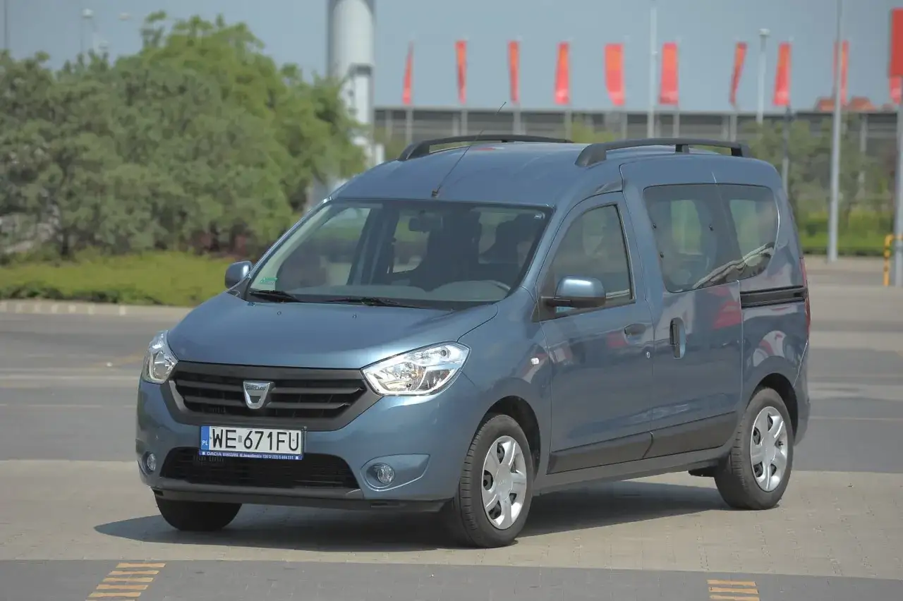 Niebieski Dacia Dokker zaparkowany na zewnątrz. Sprawdź dacia dokker wymiary paki, by dowiedzieć się, ile zmieścisz.