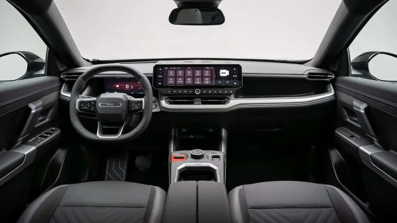 Wnętrze Jeep Compass: nowoczesny kokpit z dużym ekranem multimediów i cyfrowymi zegarami. Wiele osób szuka jeep compass opinie, by poznać ten model.