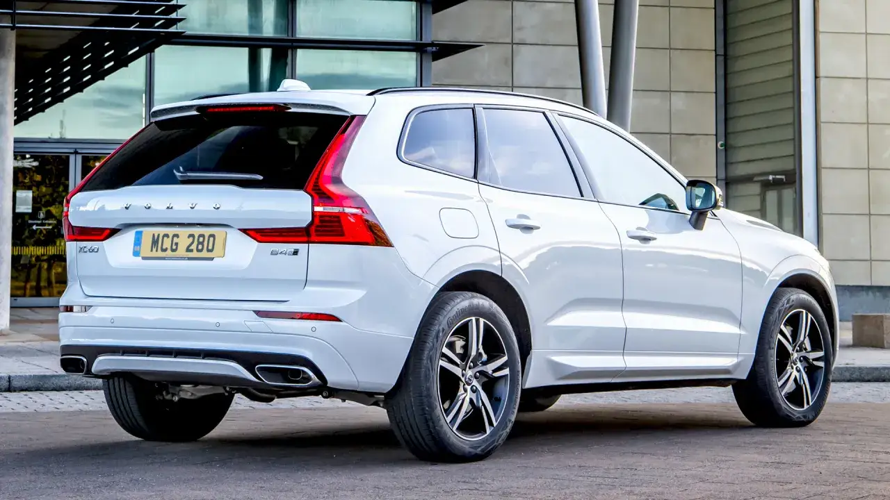 Białe Volvo XC60 z tyłu, z widocznym napisem XC60 i B4. Zbliżenie na tylne światła i zderzak. Idealne wymiary dla rodziny.