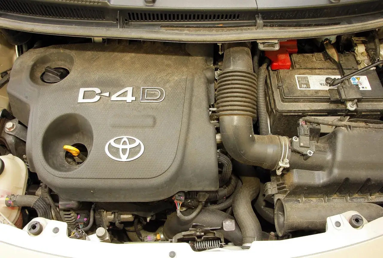 Silnik D-4D w Toyocie Yaris 2006. Widoczny akumulator i elementy układu dolotowego.