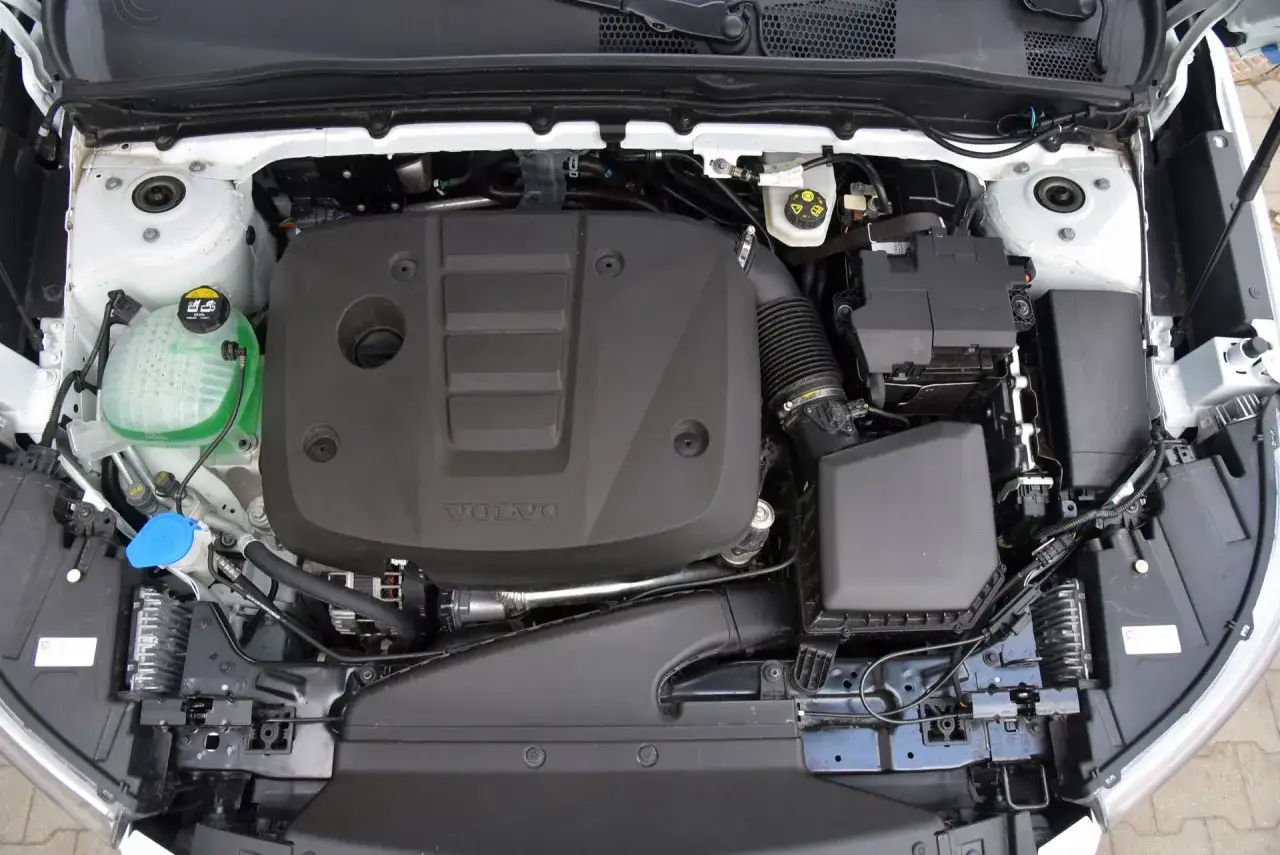 Silnik Volvo XC40, czysty i zadbany, gotowy do jazdy. Wiele pozytywnych volvo xc40 opinie o jego niezawodności.